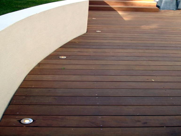 Curved ipe hardwood decking in a minimalist garden | Urban Tropics contemporary garden London